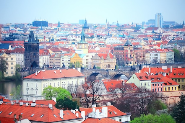 Widok na Pragę / panoramiczny krajobraz republiki czeskiej, widok na Pragę z czerwonymi dachami domów z góry, krajobraz w europejskiej stolicy