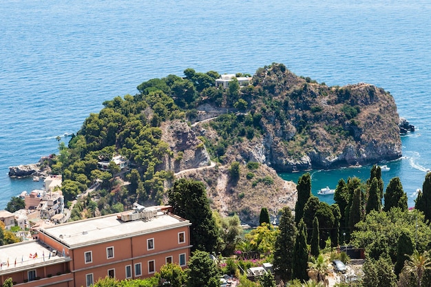 Widok na przylądek w pobliżu wyspy Isola Bella z Taorminy