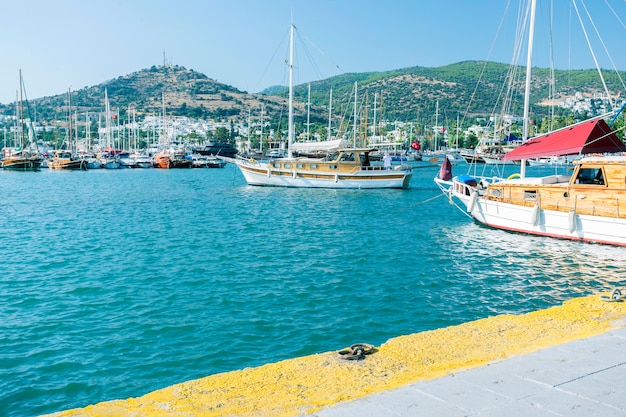 Widok Na Przystań Bodrum, żaglówki I Jachty W Mieście Bodrum W Turcji.