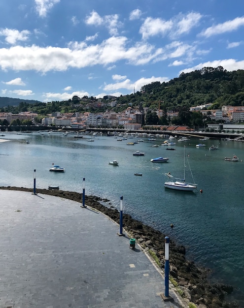 Widok na przystań i port rybacki Pontedeume