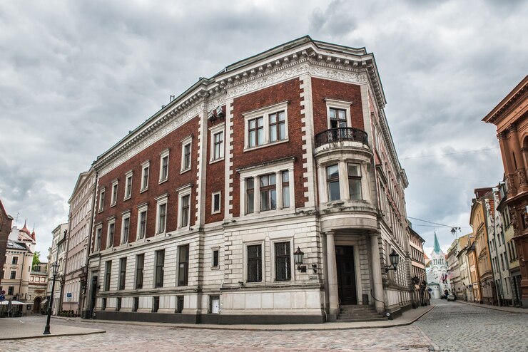 Zdjęcie widok na pustą ulicę plac dom, z powodu kwarantanny covid-19 w rydze