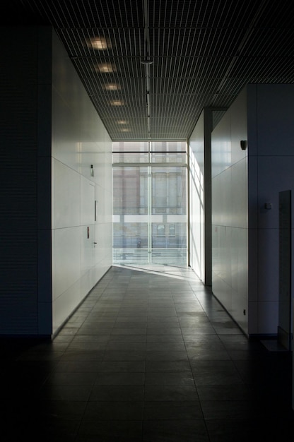 Zdjęcie widok na pusty korytarz