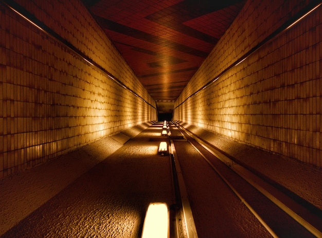 Zdjęcie widok na pusty tunel metra