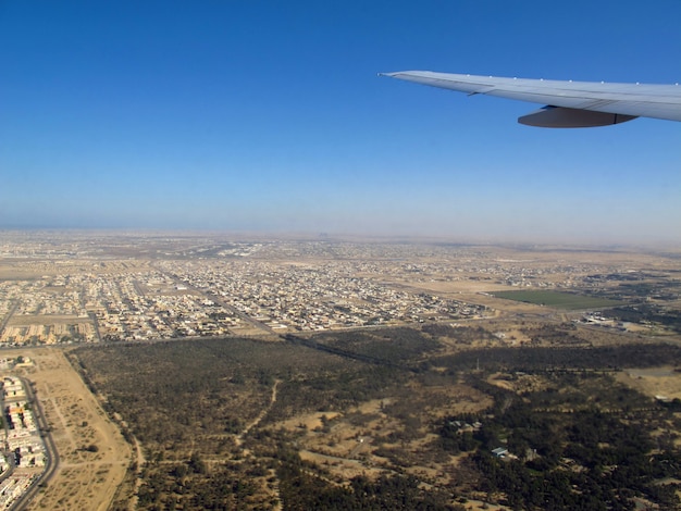 Widok na pustynię arabską z samolotu