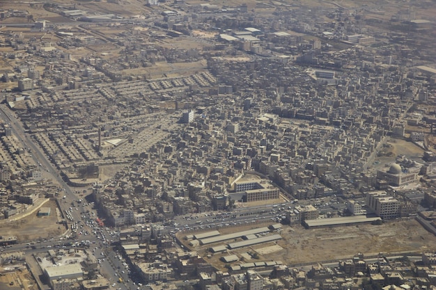 Widok na pustynię Jemenu z samolotu