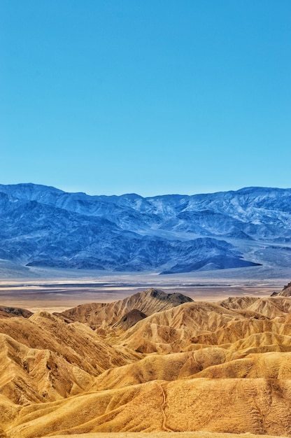 Zdjęcie widok na pustynię na tle jasnego niebieskiego nieba