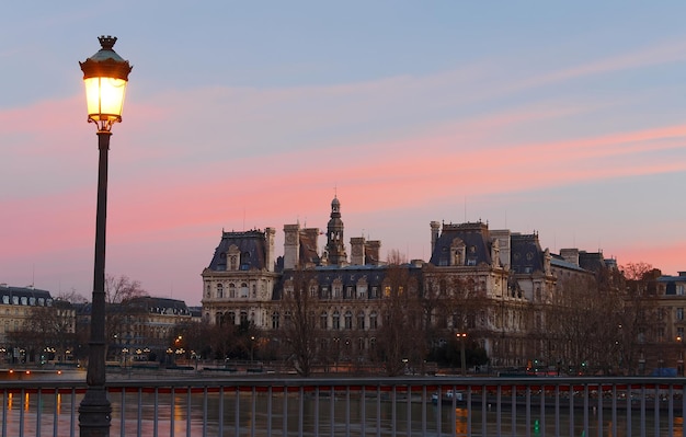 Widok na ratusz Paryża o wschodzie słońca Francja