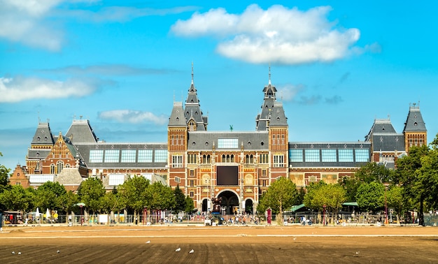 Widok na rijksmuseum w amsterdamie w holandii