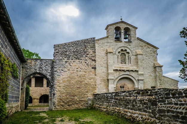 Widok Na Romańską Fasadę Kościoła św. Agnieszki W Saint Jean De Galaure (ardeche, Francja)