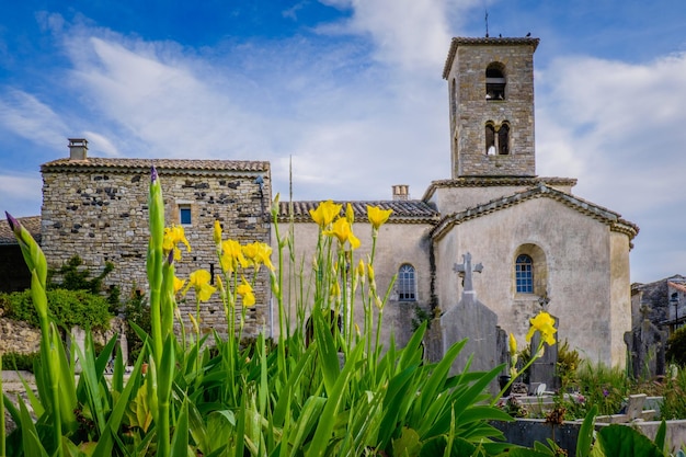 widok na romański kościół Saint Pierre de Sauveplantade, najmniejszy kościół Francji (Ardeche)