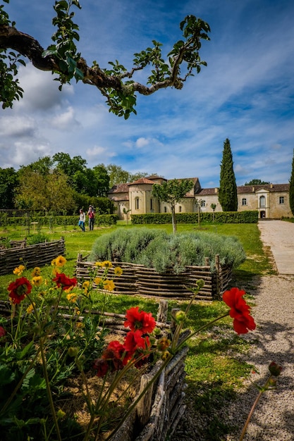 Widok na romańskie opactwo Flaran z rekonstrukcji średniowiecznego ogrodu (południe Francji, niem