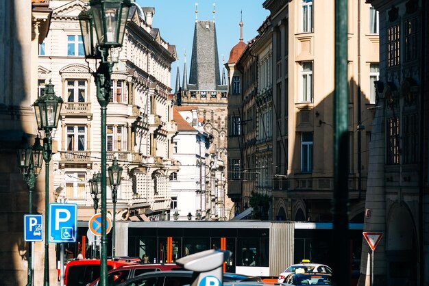 Widok na ruchliwą ulicę w dzielnicy Mala Strana w Pradze, Republika Czeska