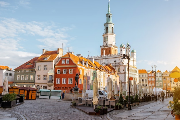 Widok na rynek z pięknymi starymi budynkami i ratuszem w porannym świetle w Poznaniu, Kraków