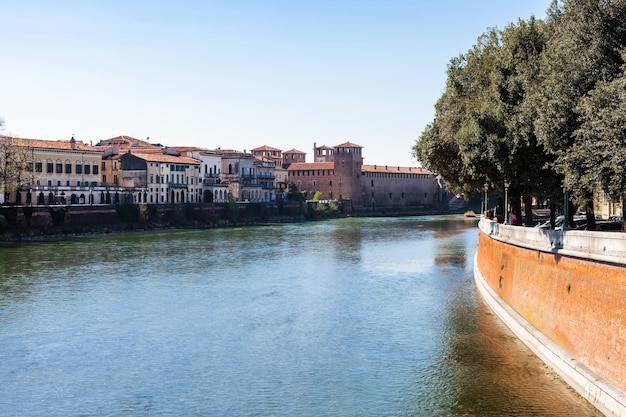 Widok Na Rzekę Adige Z Castelvecchio W Weronie