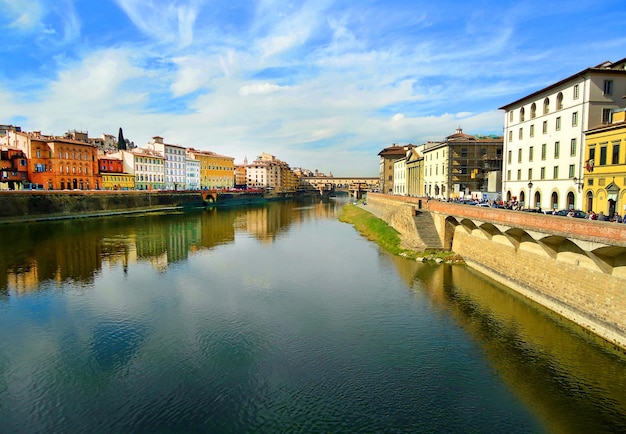 Widok na rzekę Arno we Florencji i most Ponte Vecchio