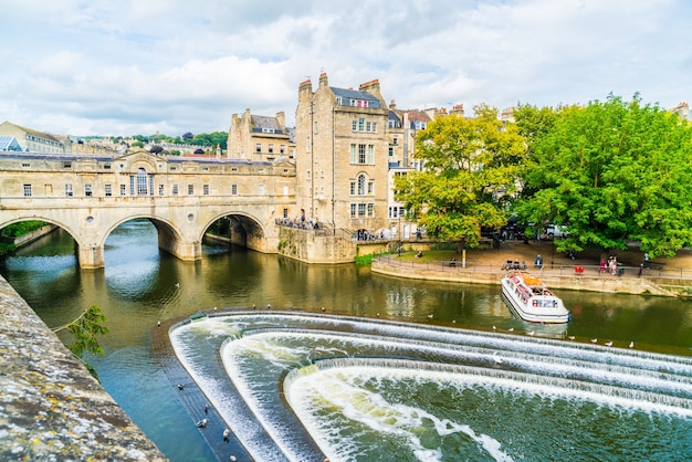 Widok Na Rzekę Avon Pulteney Bridge W Bath W Anglii