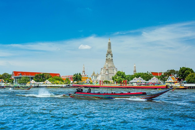 Widok na rzekę Chao Phraya z łodzi z powrotem do świątyni Najstarsza świątynia Wat Arun w Bangkoku w Foregrou