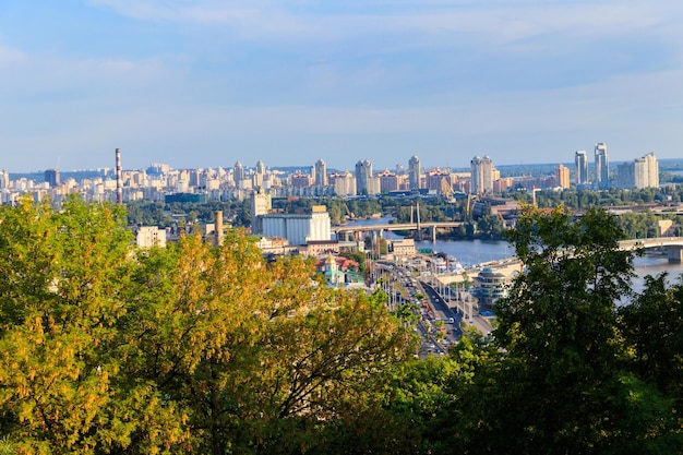 Widok na rzekę Dniepr i panoramę Kijowa Ukraina