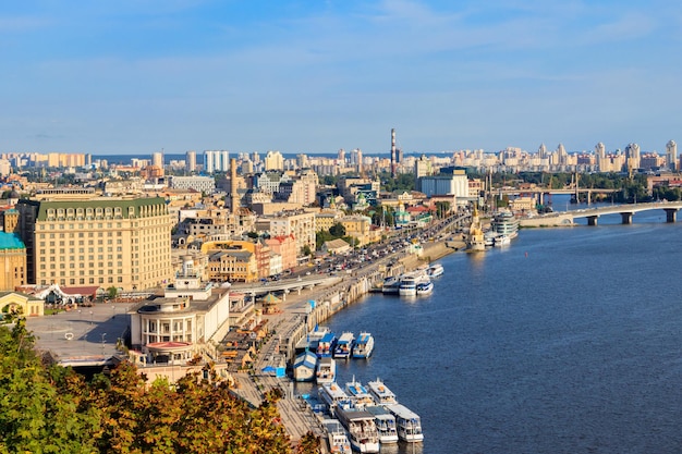 Widok na rzekę Dniepr i panoramę Kijowa Ukraina