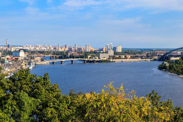 Widok na rzekę Dniepr i panoramę Kijowa Ukraina