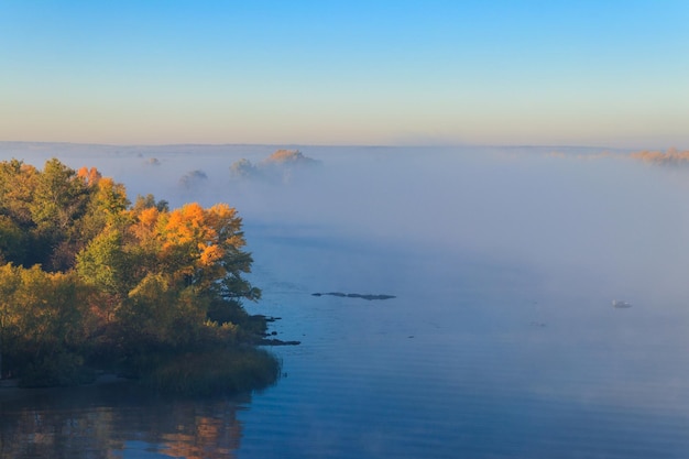 Widok na rzekę Dniepr we mgle rano na jesieni