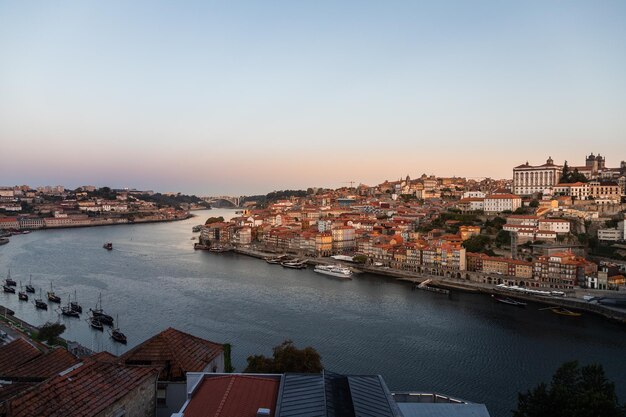 Zdjęcie widok na rzekę douro i miasto porto o świcie jesienią w portugalii