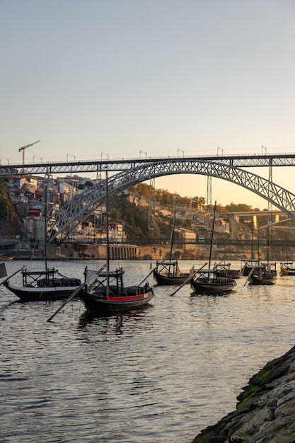 Zdjęcie widok na rzekę douro i miasto porto o świcie jesienią w portugalii