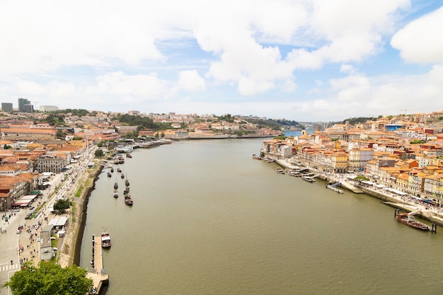 Zdjęcie widok na rzekę douro w porto i vila nova de gaia