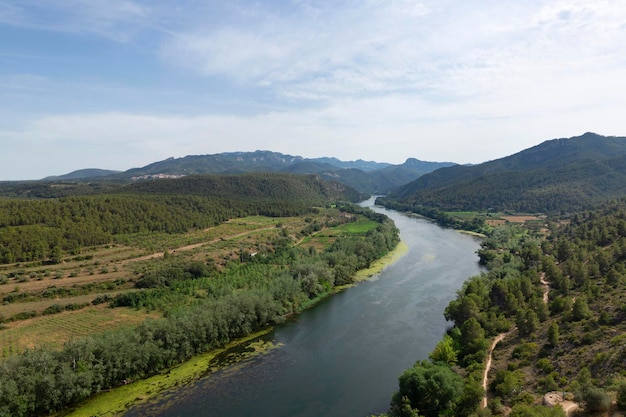 Widok na rzekę Ebro przepływającą przez gminę Miravet. Tarragona, Hiszpania. Krajobraz i przyroda.