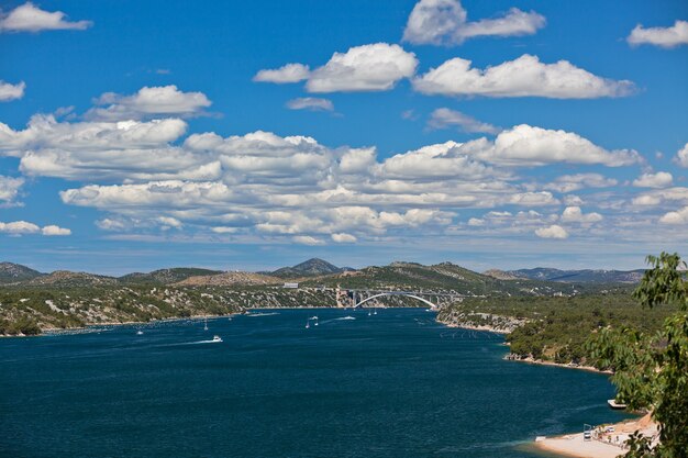 Widok Na Rzekę Krka Od Miasta Sibenik, Chorwacja. Strzał Poziomy