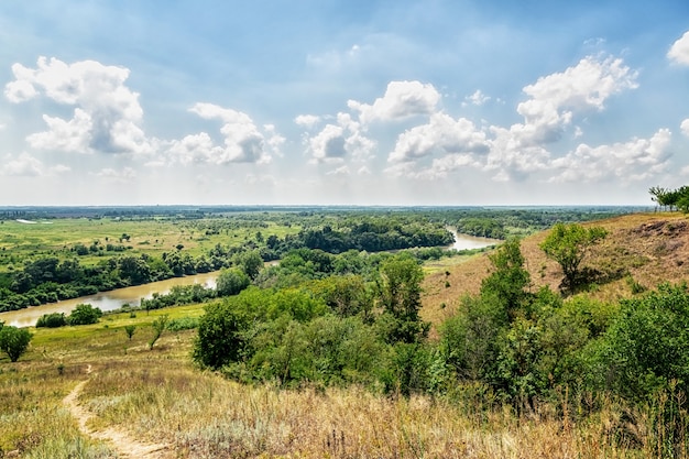 Zdjęcie widok na rzekę, lasy i pola. krajobraz w rosji