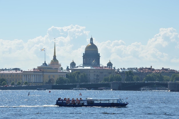 Widok na rzekę Pałac Most Katedra Admiralicji św Izaaka w letni wieczór St Petersburg