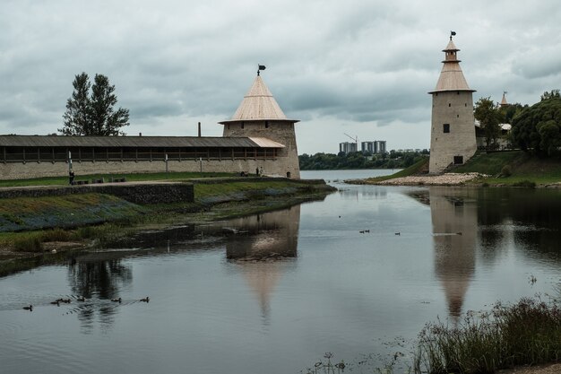 Widok na rzekę w mieście Psków