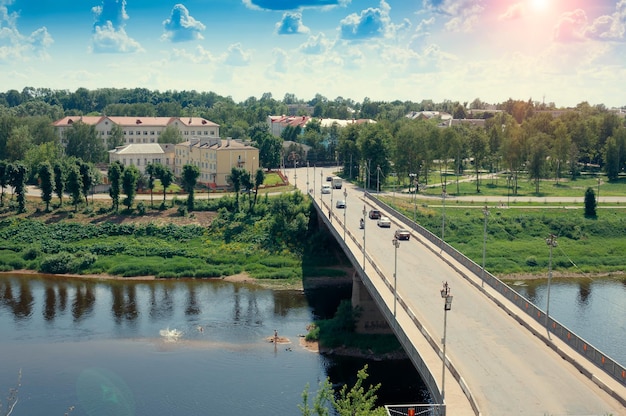 Widok na rzekę Wołgę i most przez nią w mieście Rżew.