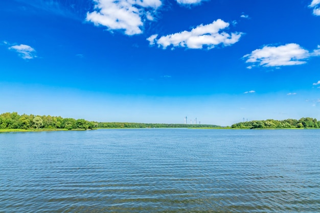 Widok na rzekę Wołgę w Twerze Kolorowy letni krajobraz w słoneczny dzień