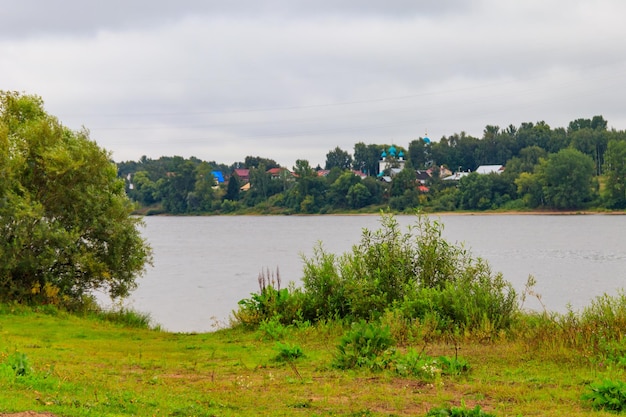 Widok na rzekę Wołgę z kościołem Zbawiciela na brzegu w Jarosławiu w Rosji