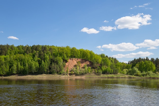 Widok Na Rzekę Z Odbiciami I Niebieskim Pochmurnym Niebem