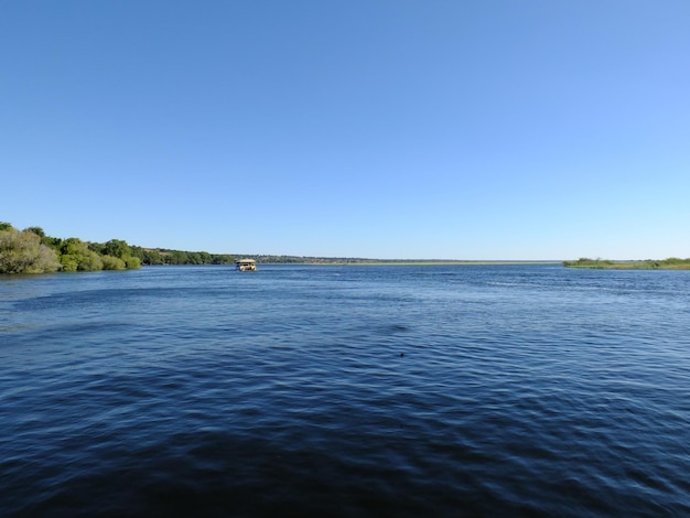 Widok na rzekę Zambezi w parku narodowym Chobe w Botswanie w Afryce