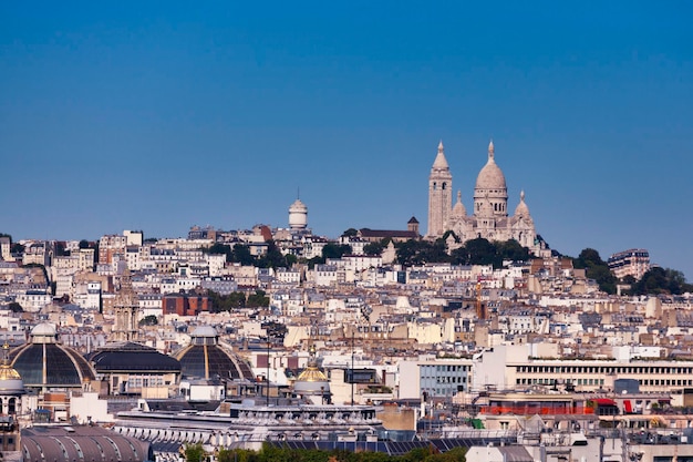 Widok na SacreCoeur obok SaintPierre de Montmartre na szczycie wzgórza Montmartre