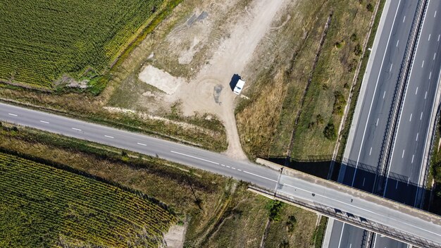 Widok na samochód kempingowy zaparkowany w pobliżu autostrady.