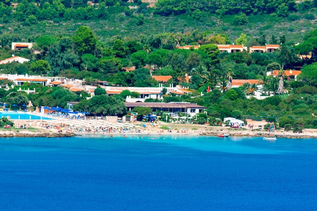 Widok na sardyńską plażę Pischina Salida