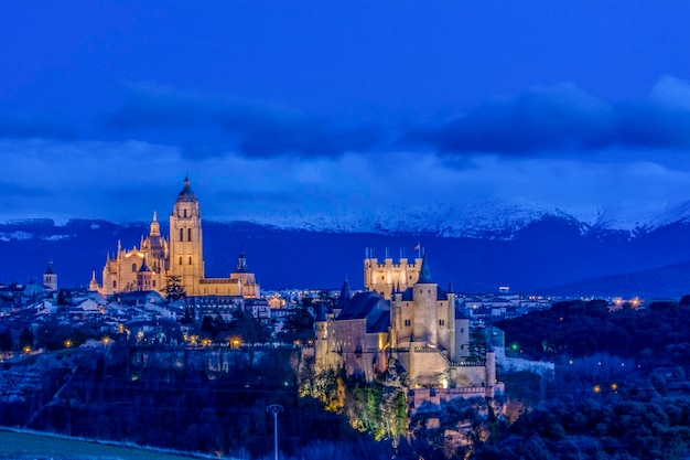 Widok na Segowię z Alcazarem i katedrą w Hiszpanii