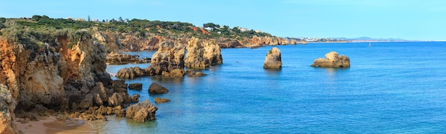 Widok na skaliste wybrzeże Atlantyku Algarve Portugalia