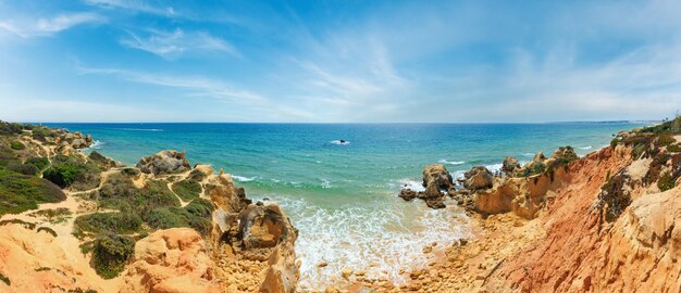 Widok na skaliste wybrzeże Atlantyku Algarve Portugalia