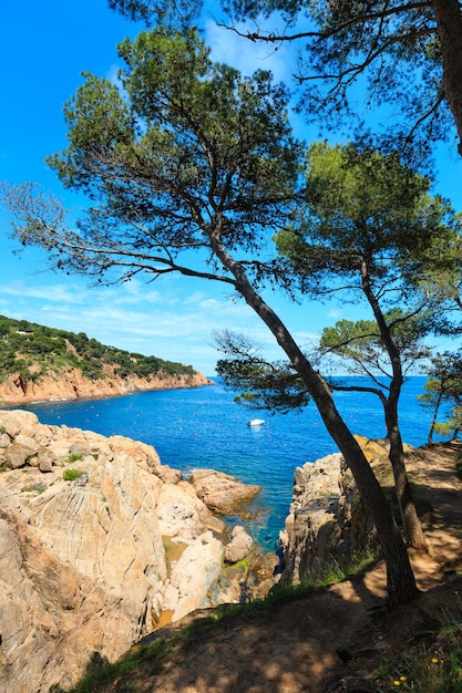 Widok na skaliste wybrzeże Morza Śródziemnego w lecie (w pobliżu zatoki Tamaru, Costa Brava, Katalonia, Hiszpania.