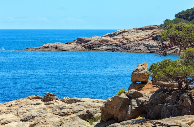 Widok na skaliste wybrzeże Morza Śródziemnego w lecie (w pobliżu zatoki Tamaru, Costa Brava, Katalonia, Hiszpania).