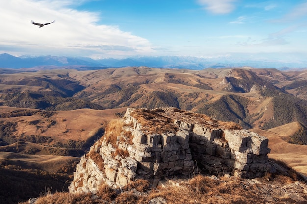 Widok na skały płaskowyżu Bermamyt w słoneczny dzień Góry na skraju urwiska w oddali w słoneczny dzień Atmosferyczny krajobraz z sylwetkami gór KaraczajoCherkessia Kaukaz Rosja