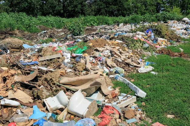 Zdjęcie widok na składowisko składowisko sterta plastikowych śmieci odpady spożywcze i inne zanieczyszczenie środowiska morze śmieci zaczyna wdzierać się i niszczyć piękną scenerię wsi