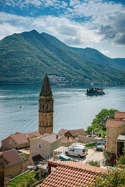 Widok na słynną wyspę Our Lady Of The Rocks i miasto Perast z wysokiego punktu widokowego Czarnogóra