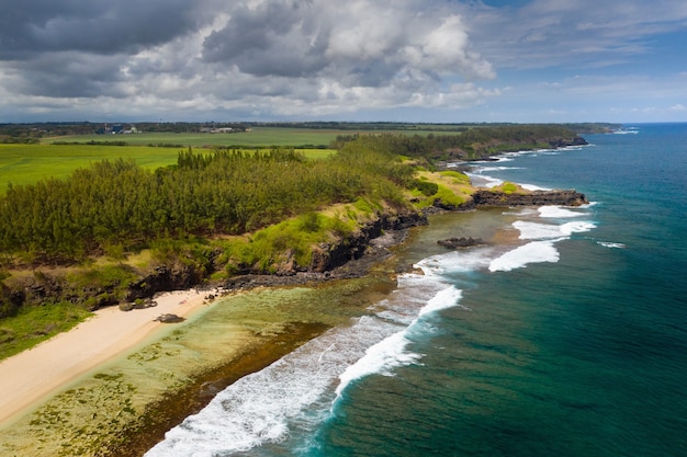 Widok Na Słynną Złotą Plażę Między Czarnymi Wulkanicznymi Skałami Nad Brzegiem Rzeki Gris-gris, La Roche Qui Pleure Na Mauritiusie